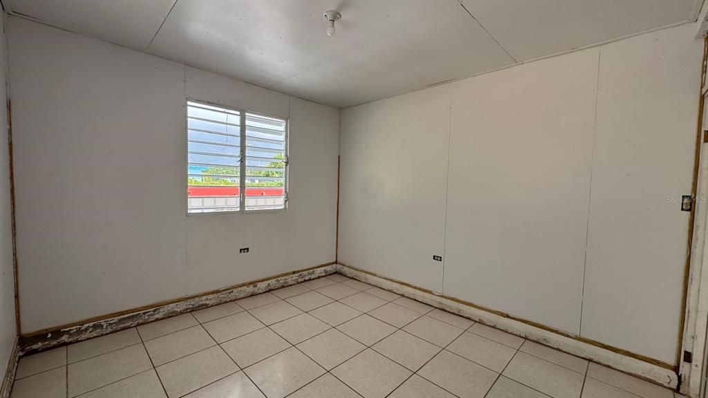 For Sale: $170,000 (6 beds, 2 baths, 880 Square Feet)