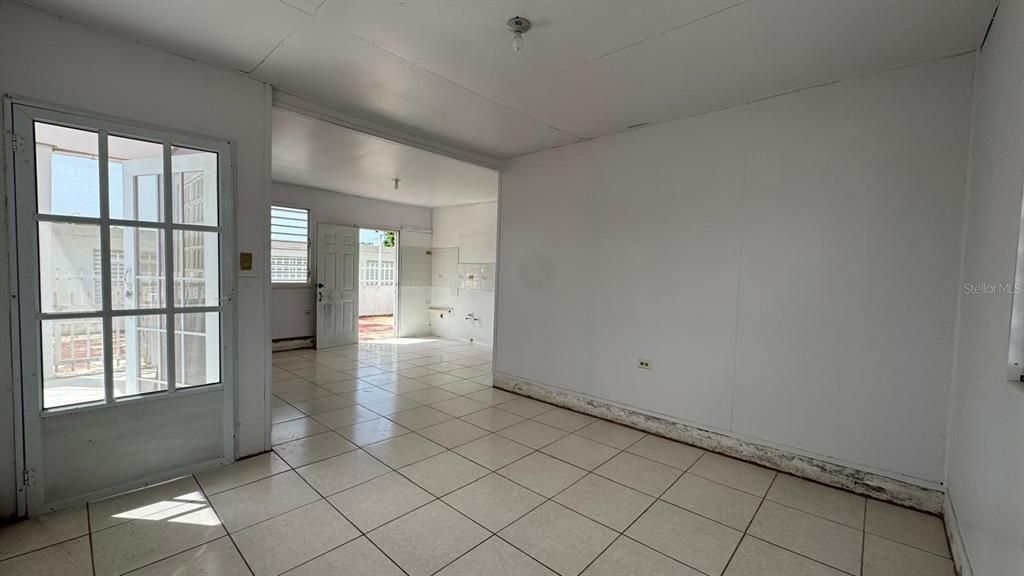 For Sale: $170,000 (6 beds, 2 baths, 880 Square Feet)