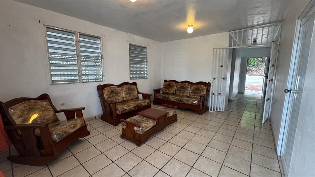 For Sale: $170,000 (6 beds, 2 baths, 880 Square Feet)