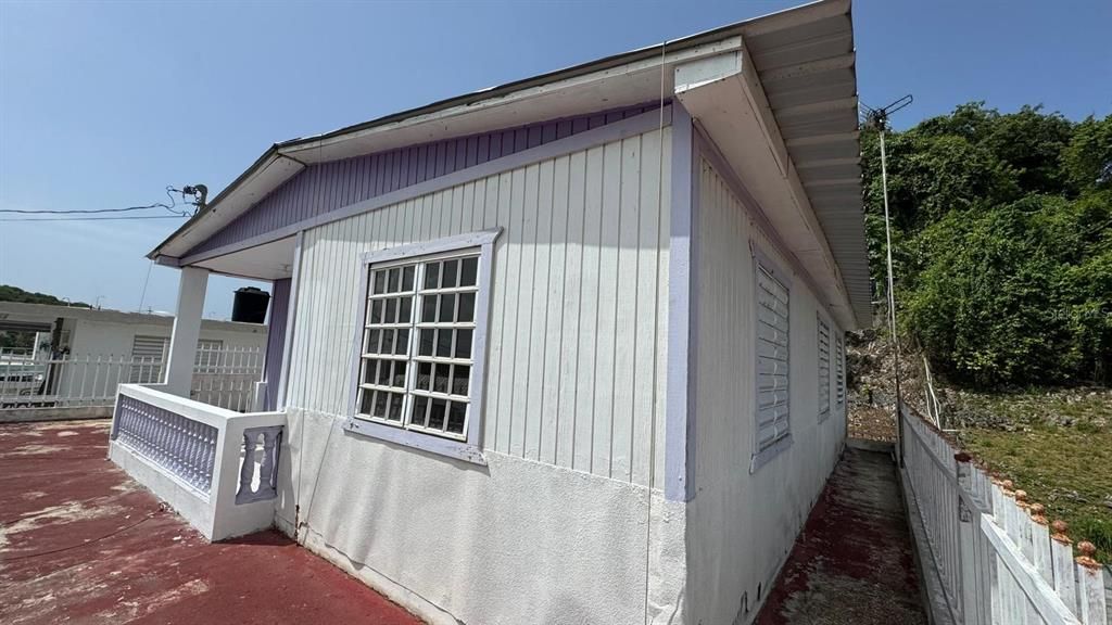 For Sale: $170,000 (6 beds, 2 baths, 880 Square Feet)