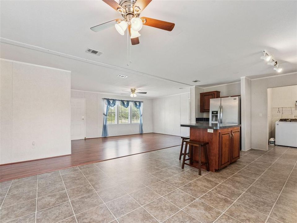 На продажу: $215,000 (4 спален, 2 ванн, 1512 Квадратных фут)