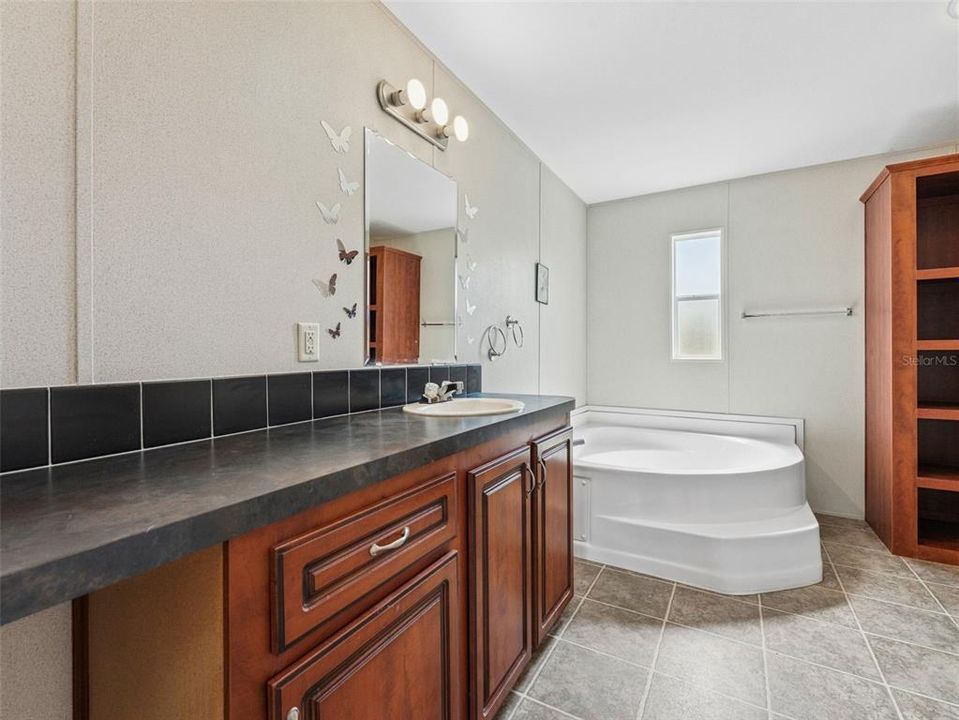 На продажу: $215,000 (4 спален, 2 ванн, 1512 Квадратных фут)