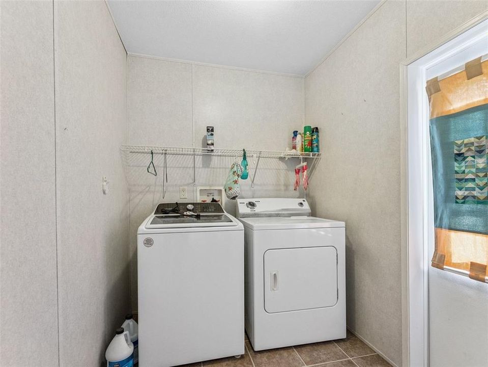 На продажу: $215,000 (4 спален, 2 ванн, 1512 Квадратных фут)