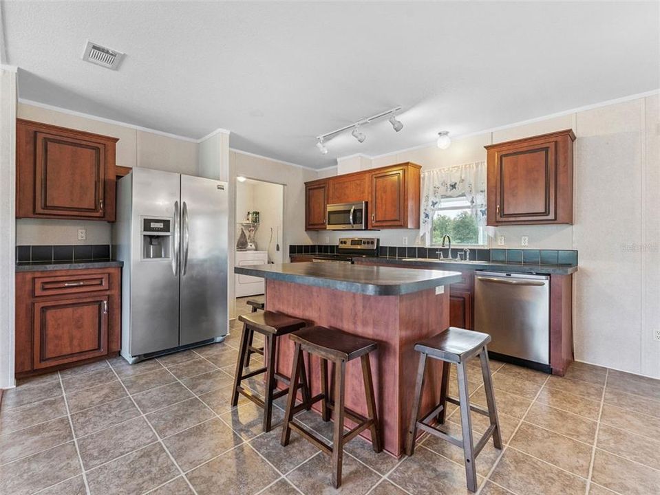 На продажу: $215,000 (4 спален, 2 ванн, 1512 Квадратных фут)