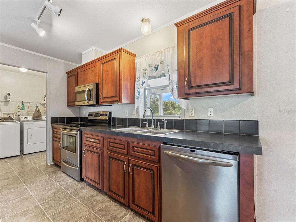 На продажу: $215,000 (4 спален, 2 ванн, 1512 Квадратных фут)