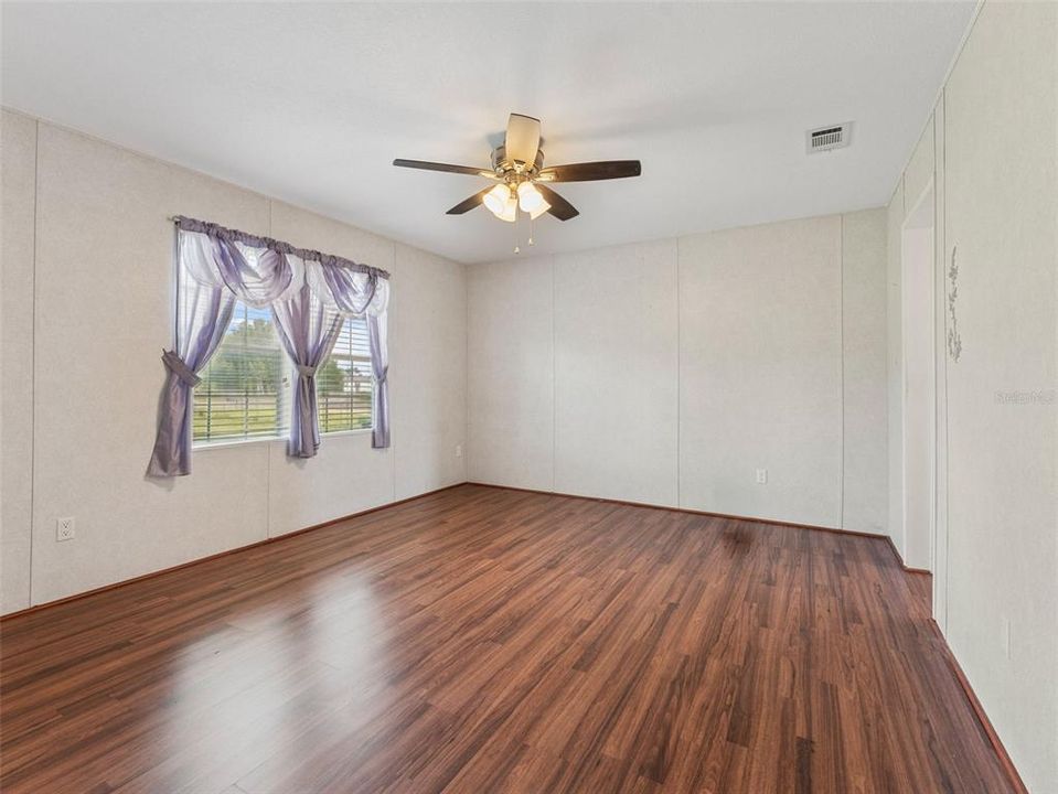 На продажу: $215,000 (4 спален, 2 ванн, 1512 Квадратных фут)