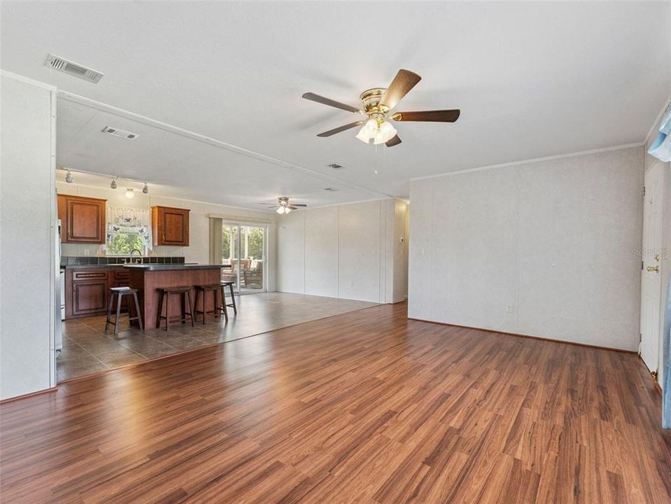 На продажу: $215,000 (4 спален, 2 ванн, 1512 Квадратных фут)