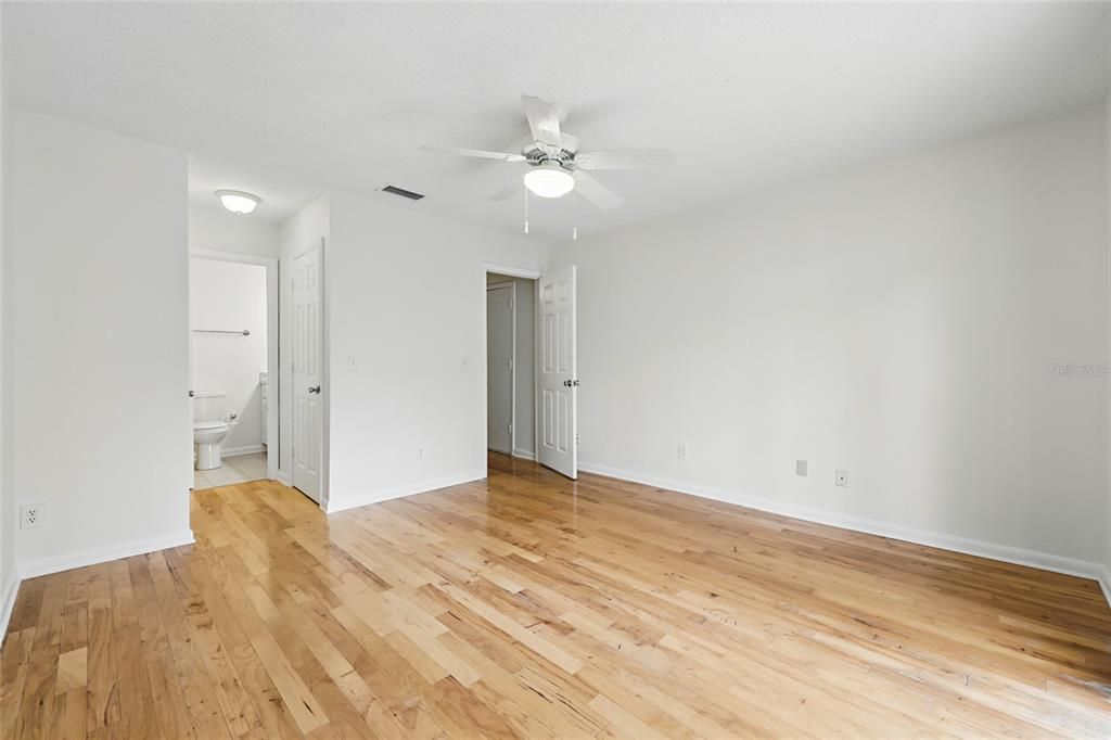 For Sale: $169,900 (2 beds, 3 baths, 1042 Square Feet)