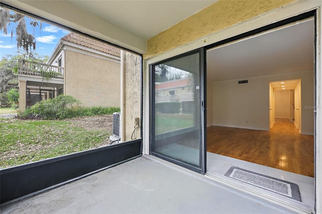 For Sale: $169,900 (2 beds, 3 baths, 1042 Square Feet)