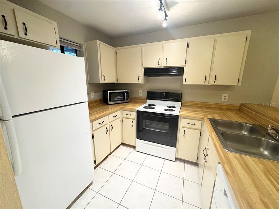 На продажу: $122,500 (2 спален, 2 ванн, 874 Квадратных фут)