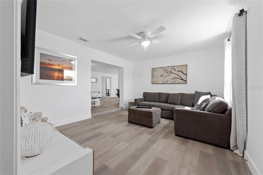 待售: $370,000 (3 贝兹, 2 浴室, 1946 平方英尺)