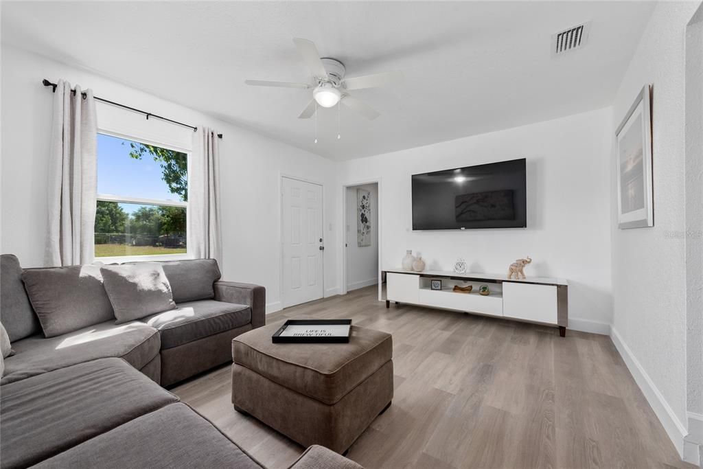 待售: $370,000 (3 贝兹, 2 浴室, 1946 平方英尺)