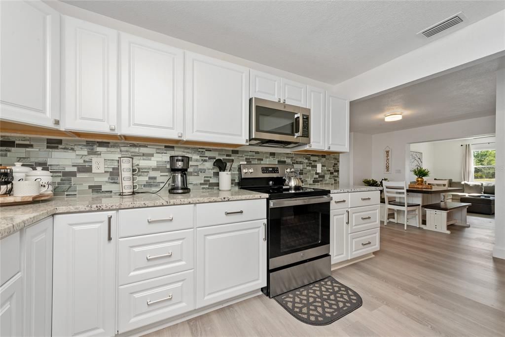 待售: $370,000 (3 贝兹, 2 浴室, 1946 平方英尺)