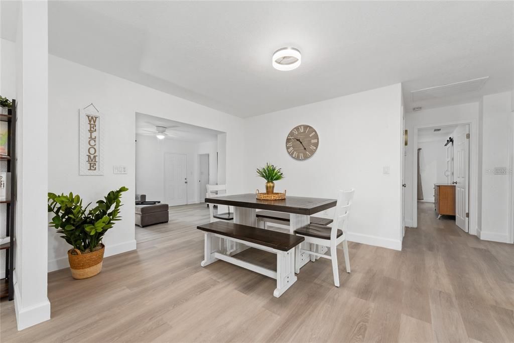 待售: $370,000 (3 贝兹, 2 浴室, 1946 平方英尺)