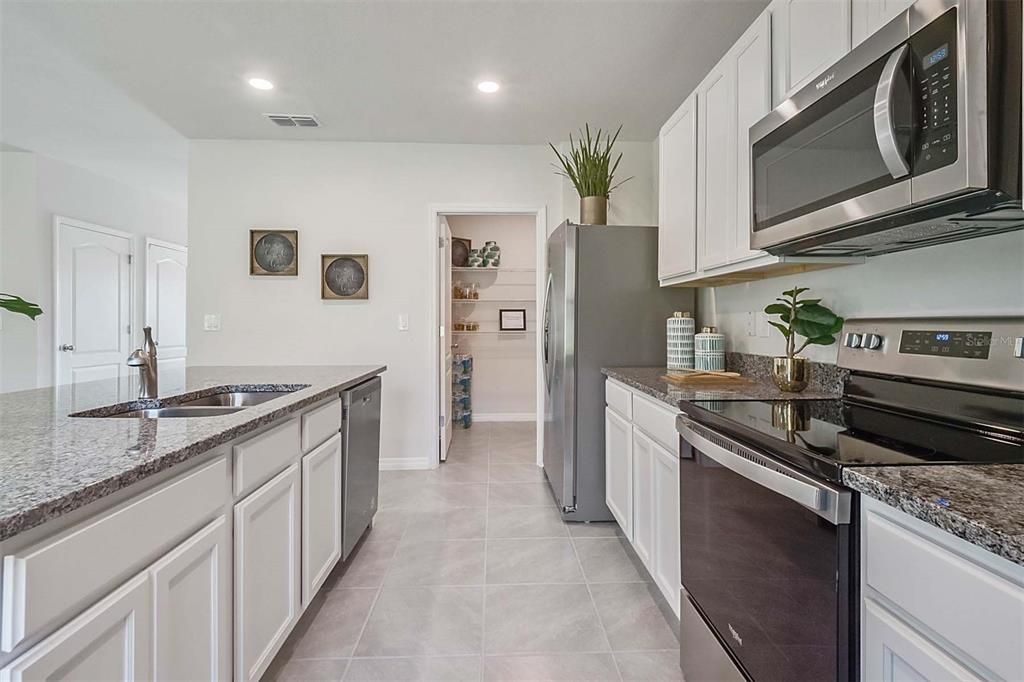 Activo con contrato: $474,990 (4 camas, 2 baños, 2432 Pies cuadrados)