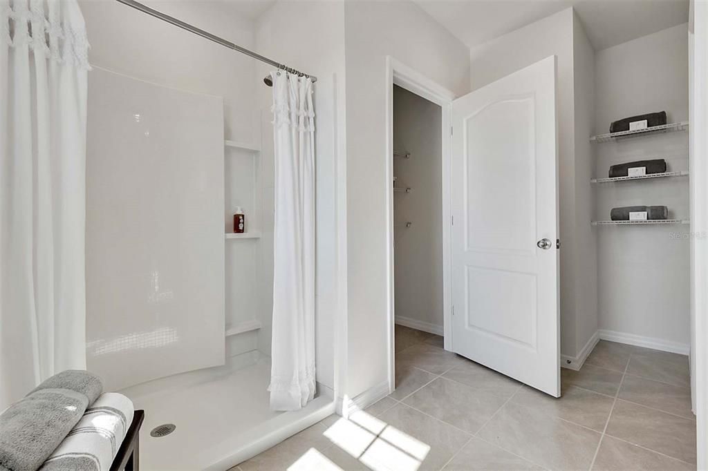 Activo con contrato: $474,990 (4 camas, 2 baños, 2432 Pies cuadrados)