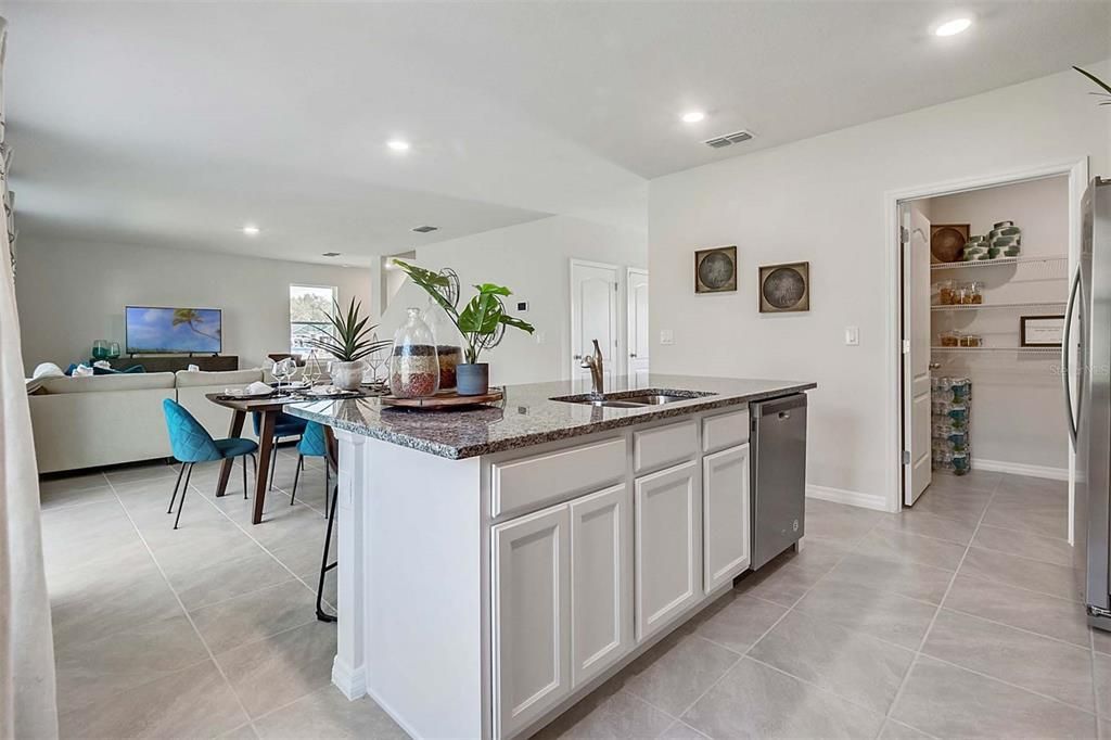 Activo con contrato: $474,990 (4 camas, 2 baños, 2432 Pies cuadrados)