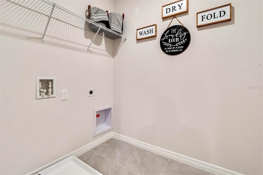 Activo con contrato: $474,990 (4 camas, 2 baños, 2432 Pies cuadrados)