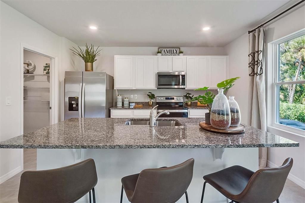 Activo con contrato: $474,990 (4 camas, 2 baños, 2432 Pies cuadrados)