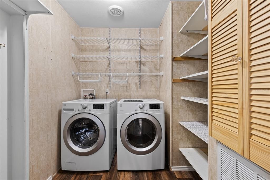 待售: $299,900 (3 贝兹, 2 浴室, 1576 平方英尺)