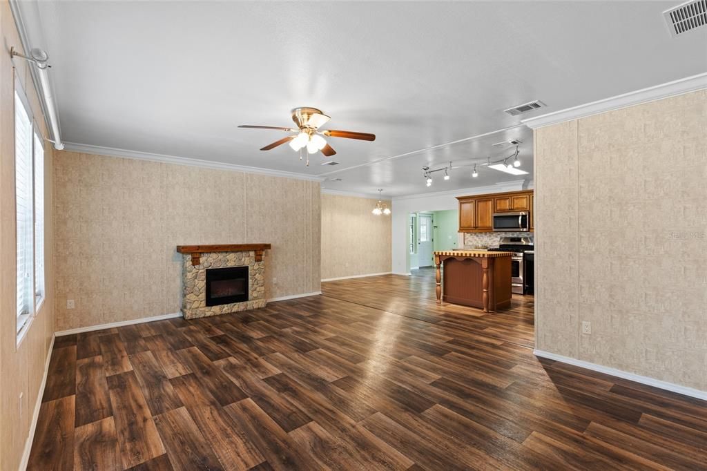 待售: $299,900 (3 贝兹, 2 浴室, 1576 平方英尺)