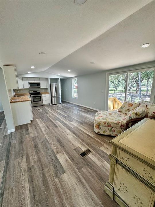 For Sale: $175,000 (3 beds, 2 baths, 1212 Square Feet)