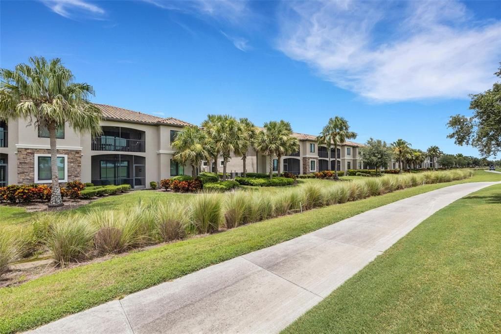 合同活跃: $459,900 (2 贝兹, 2 浴室, 1462 平方英尺)