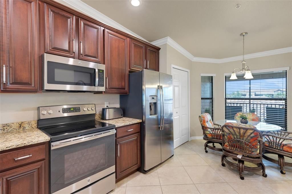 合同活跃: $459,900 (2 贝兹, 2 浴室, 1462 平方英尺)