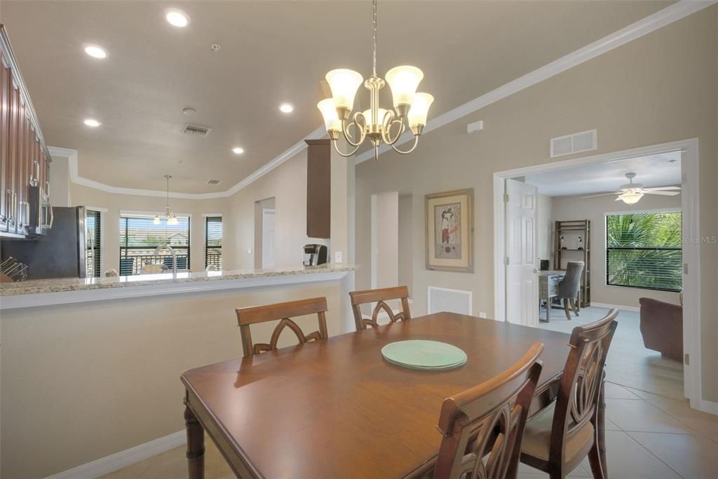 合同活跃: $459,900 (2 贝兹, 2 浴室, 1462 平方英尺)