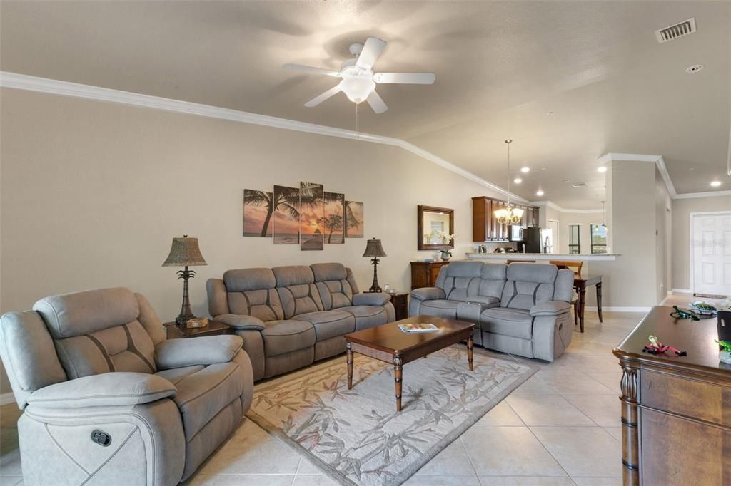 合同活跃: $459,900 (2 贝兹, 2 浴室, 1462 平方英尺)