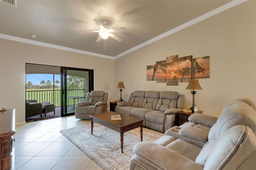 合同活跃: $459,900 (2 贝兹, 2 浴室, 1462 平方英尺)