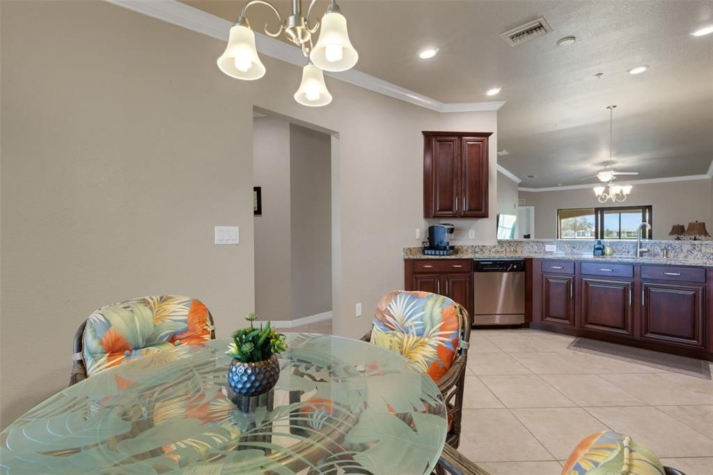 合同活跃: $459,900 (2 贝兹, 2 浴室, 1462 平方英尺)