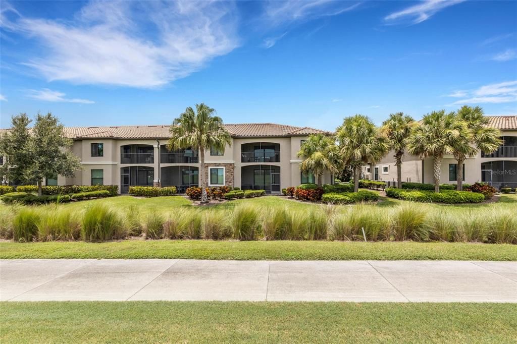 合同活跃: $459,900 (2 贝兹, 2 浴室, 1462 平方英尺)