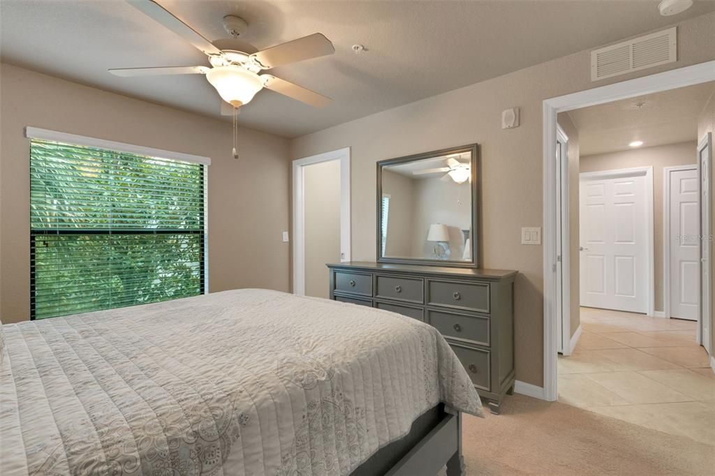 合同活跃: $459,900 (2 贝兹, 2 浴室, 1462 平方英尺)