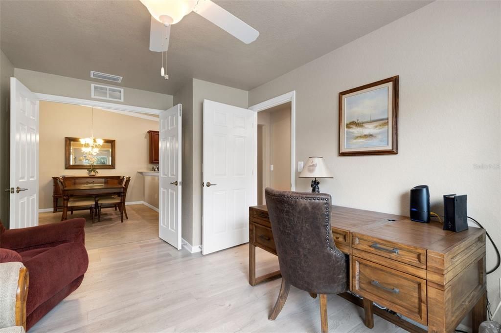 合同活跃: $459,900 (2 贝兹, 2 浴室, 1462 平方英尺)