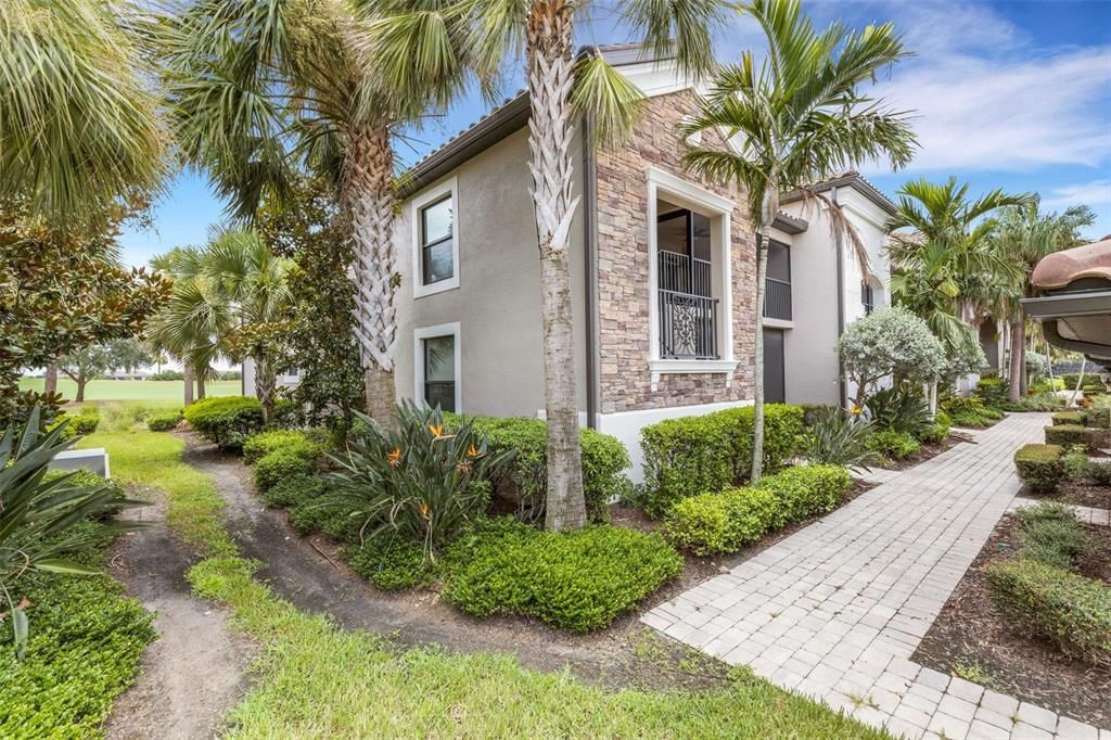 合同活跃: $459,900 (2 贝兹, 2 浴室, 1462 平方英尺)