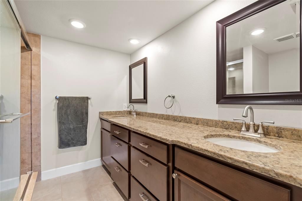 Activo con contrato: $249,000 (2 camas, 2 baños, 1373 Pies cuadrados)