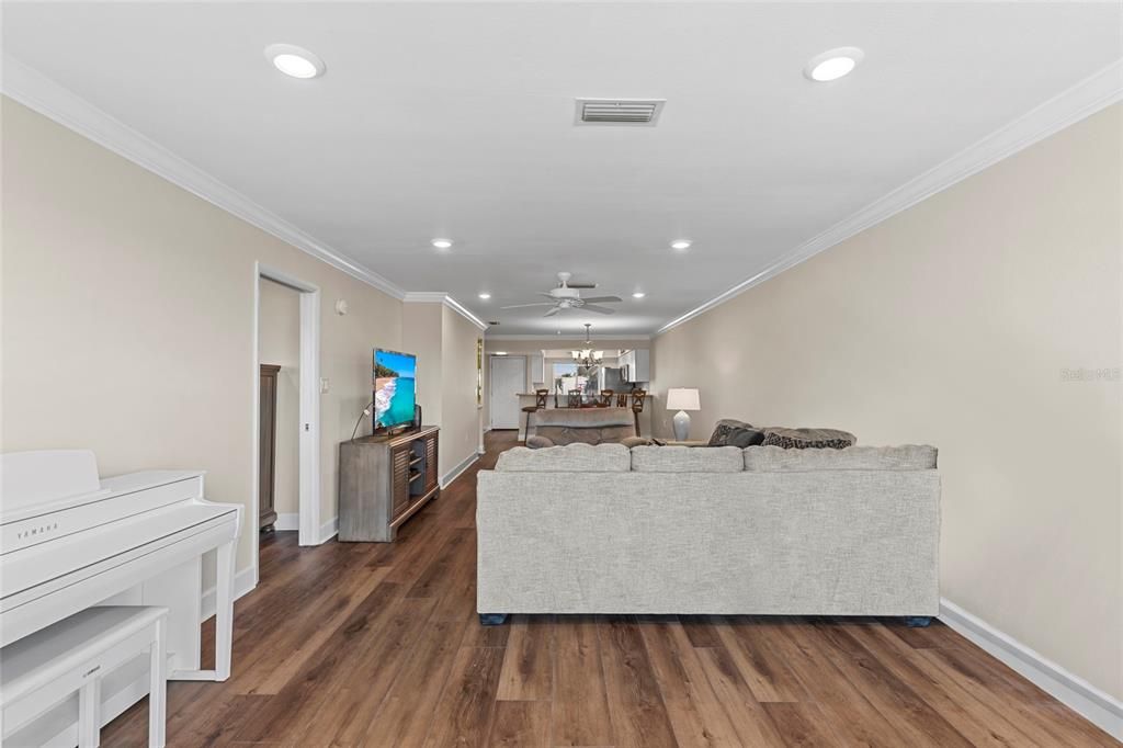 Activo con contrato: $249,000 (2 camas, 2 baños, 1373 Pies cuadrados)