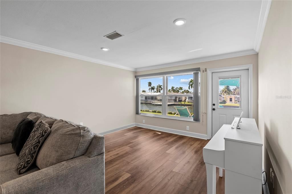 Activo con contrato: $249,000 (2 camas, 2 baños, 1373 Pies cuadrados)