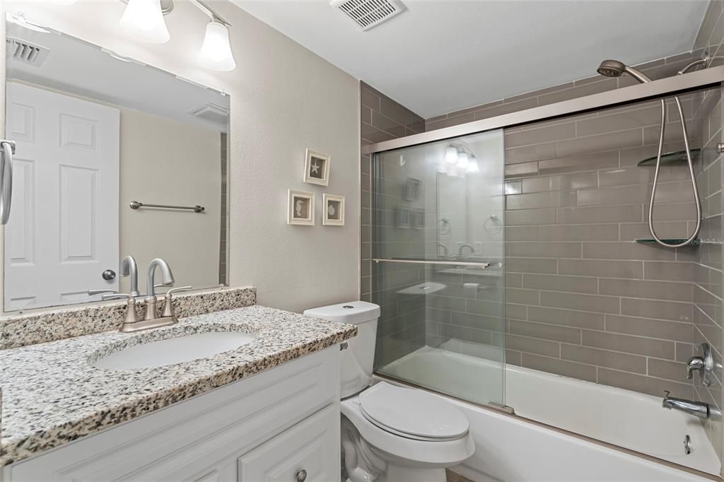 Activo con contrato: $249,000 (2 camas, 2 baños, 1373 Pies cuadrados)