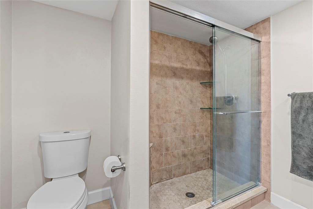 Activo con contrato: $249,000 (2 camas, 2 baños, 1373 Pies cuadrados)