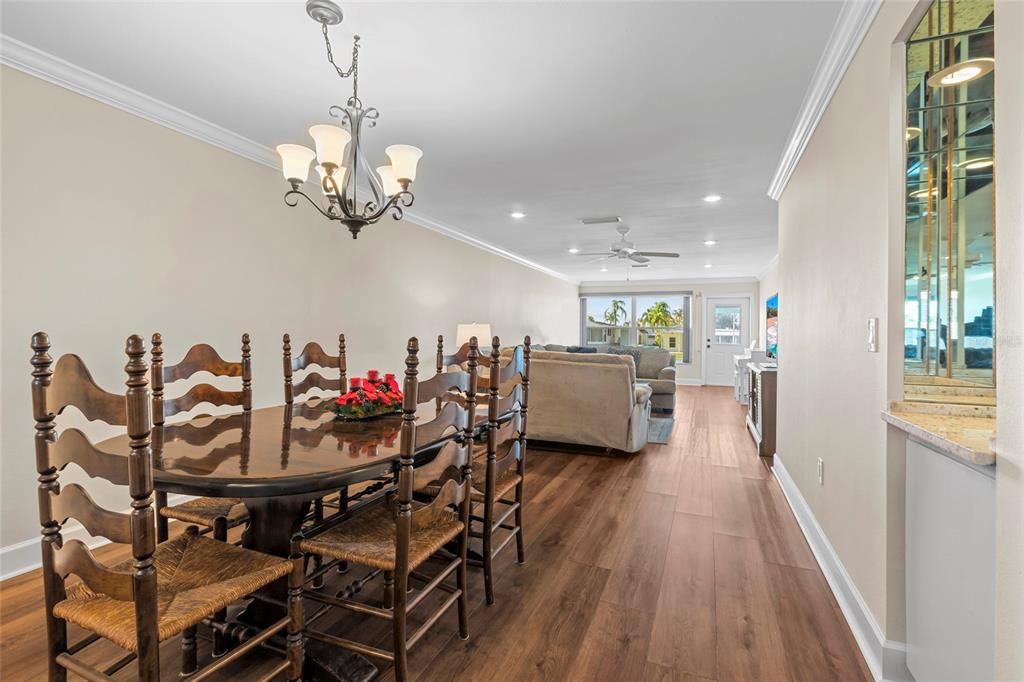 Activo con contrato: $249,000 (2 camas, 2 baños, 1373 Pies cuadrados)