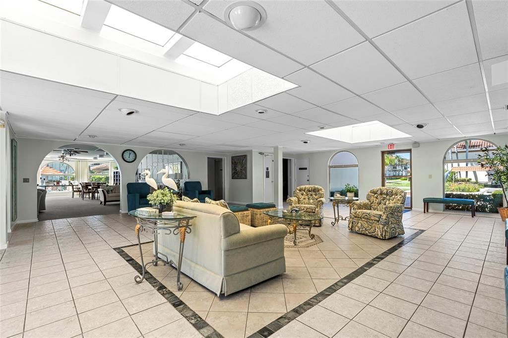 Activo con contrato: $249,000 (2 camas, 2 baños, 1373 Pies cuadrados)