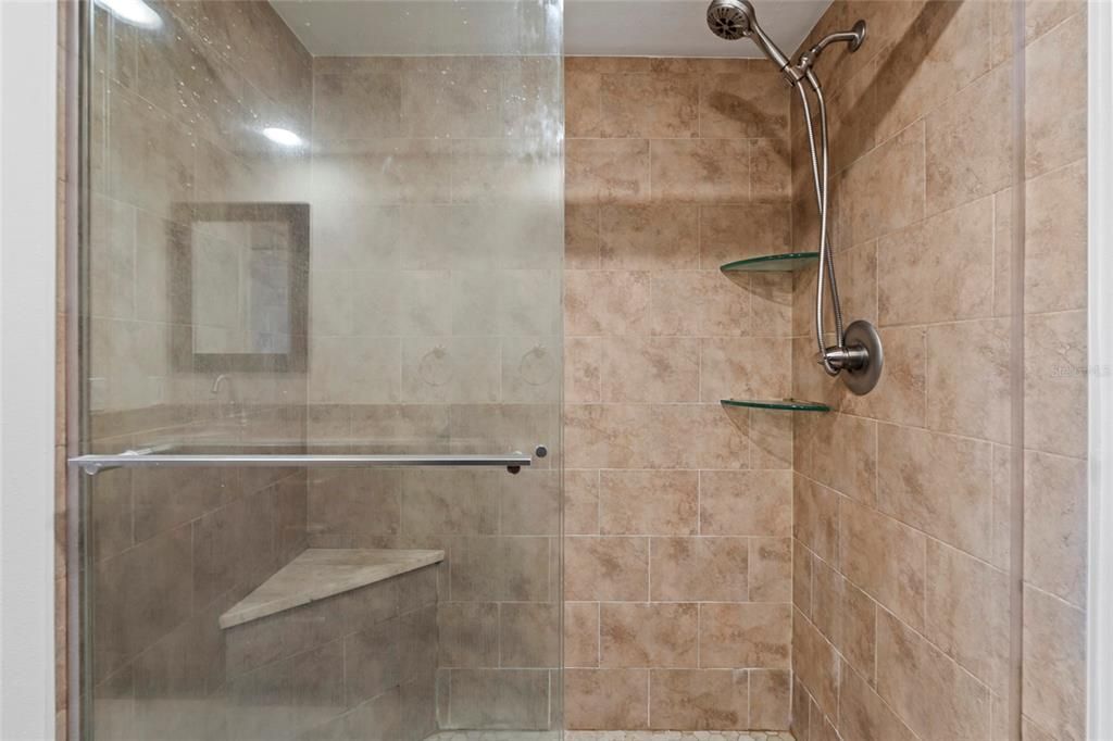 Activo con contrato: $249,000 (2 camas, 2 baños, 1373 Pies cuadrados)