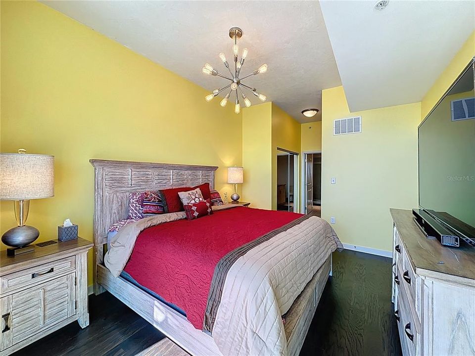 For Sale: $399,000 (2 beds, 2 baths, 1263 Square Feet)