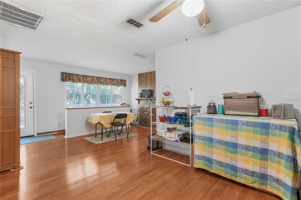 待售: $350,000 (4 贝兹, 2 浴室, 2776 平方英尺)