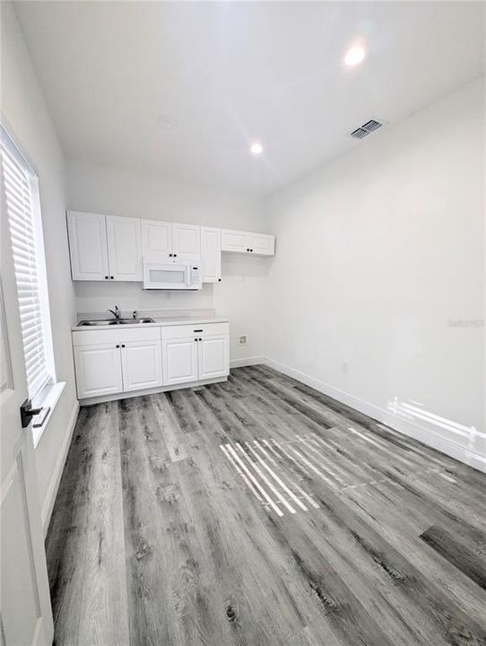 Под контрактом: $725,000 (0 спален, 0 ванн, 2035 Квадратных фут)