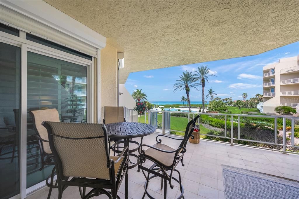 Под контрактом: $2,100,000 (3 спален, 3 ванн, 2448 Квадратных фут)