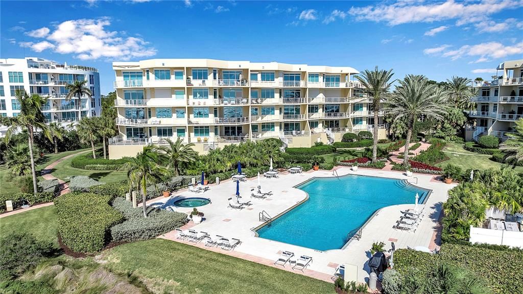 Под контрактом: $2,100,000 (3 спален, 3 ванн, 2448 Квадратных фут)