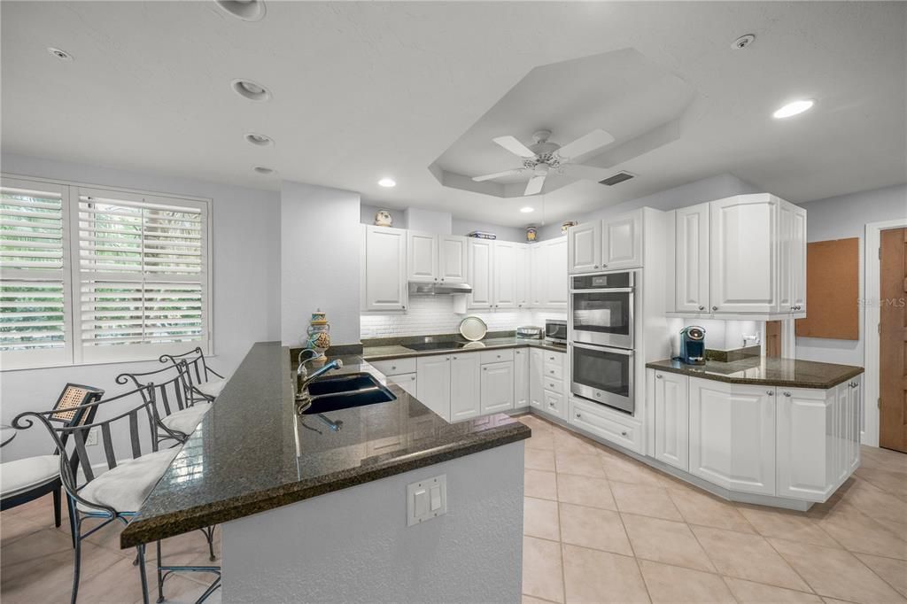 Под контрактом: $2,100,000 (3 спален, 3 ванн, 2448 Квадратных фут)